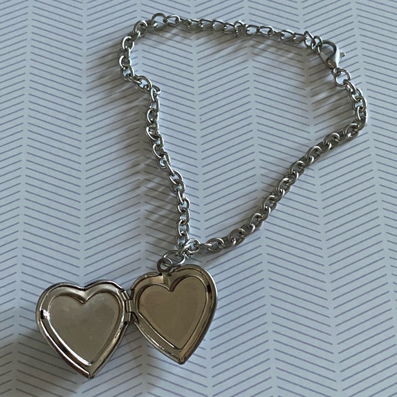 “K” Initial Heart Locket Bracelet (BRAND NEW WITHOUT TAGS) - Picture 2 of 6